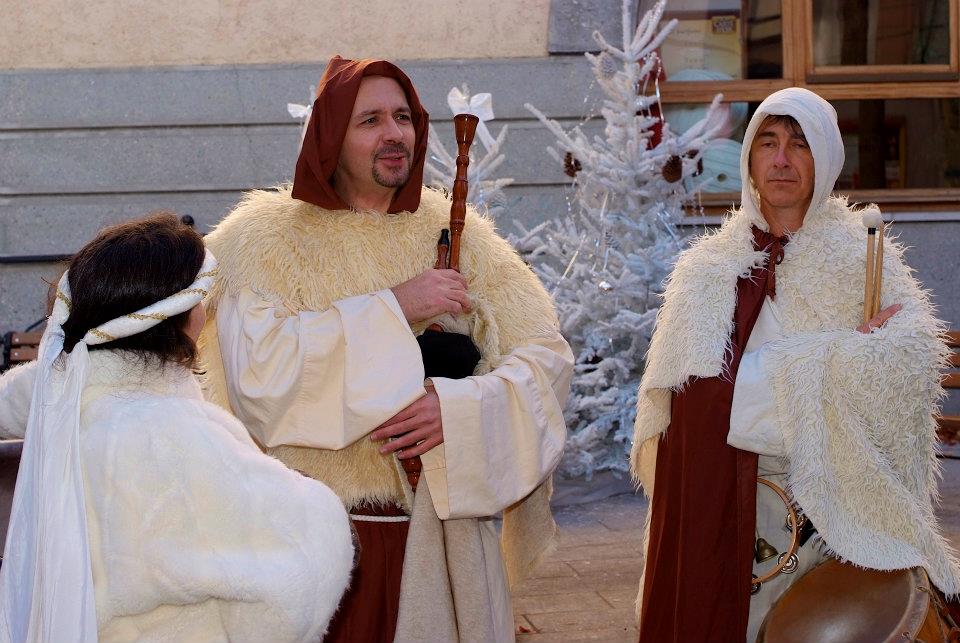 conteuse en robe, sonneur de tambour et sonneur de veuze en tenue médiévale